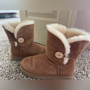 Chestnut Bailey button short uggs size 7 women’s